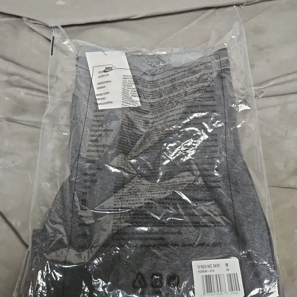 NIKE WOMEN'S SKIRT – SIZE M 