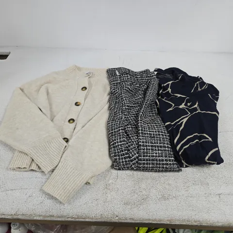 APPROXIMATELY 30 ASSORTED CLOTHING ITEMS IN VARIOUS SIZES, STYLES & COLOURS TO INCLUDE BRANDS SUCH AS MASAI, KIM&CO, D&CO, ETC - COLLECTION ONLY