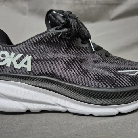 BOXED PAIR OF HOKA WOMEN'S CLIFTON 9 SHOES IN BLACK/WHITE UK SIZE 6