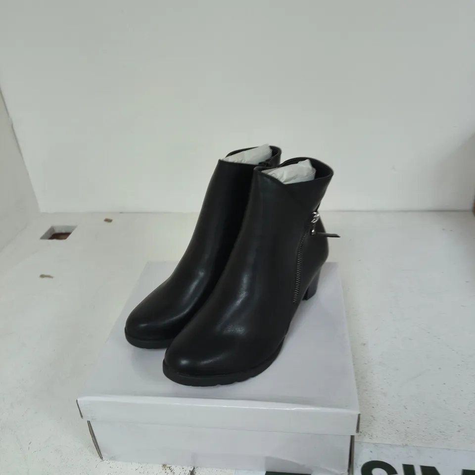 E SHOES BY EMMA AMY BLACK PU ANKLE BOOTS – UK 8