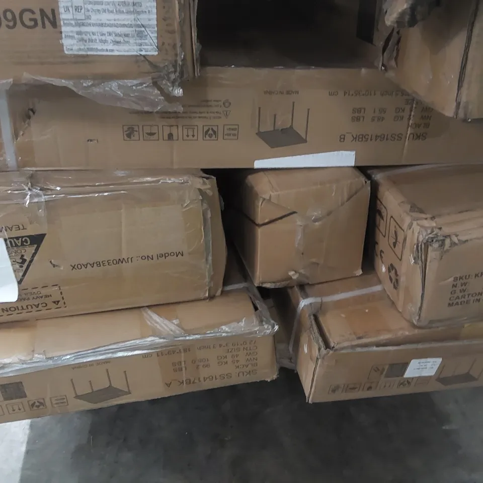 PALLET CONTAINING A VERY LARGE QUANTITY OF ASSORTED GARDEN PERGOLAS AND RELATED ITEMS ECT