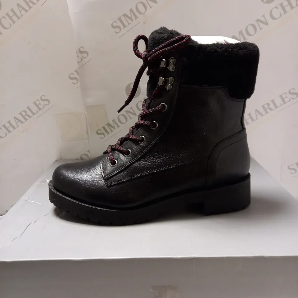 VIONIC ZOEY LEATHER BLACK - SIZE 3