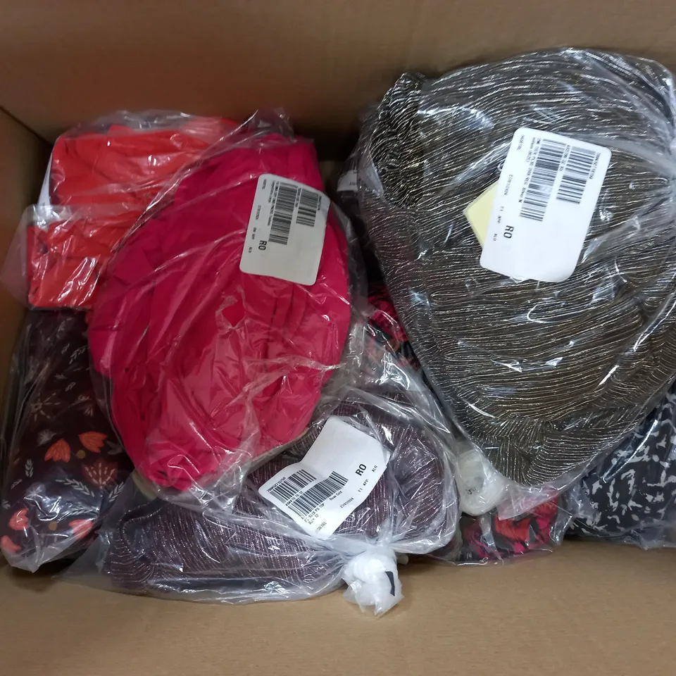 APPROXIMATELY 15 ASSORTED CLOTHING ITEMS TO INCLUDE DRESSES, JACKETS, TOPS, ETC