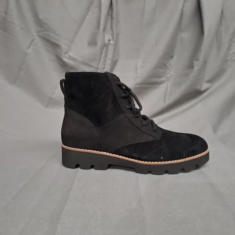 PAIR OF VIONIC LARSON LACE UP BOOTS IN BLACK SIZE 5