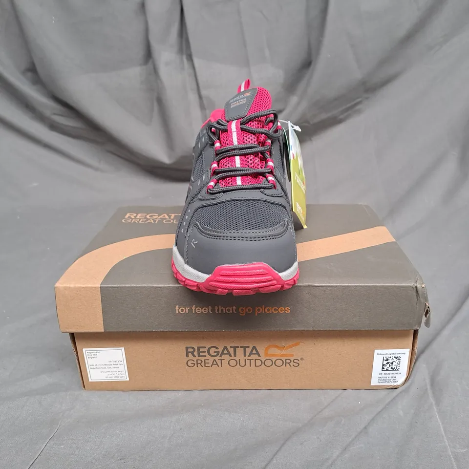 BOKED PAIR OF REGATTA GREAT OUTDOORS VENDEVOUR JUNIOR SHOE IN GRANITE/PINK POTION SIZE 6 KIDS