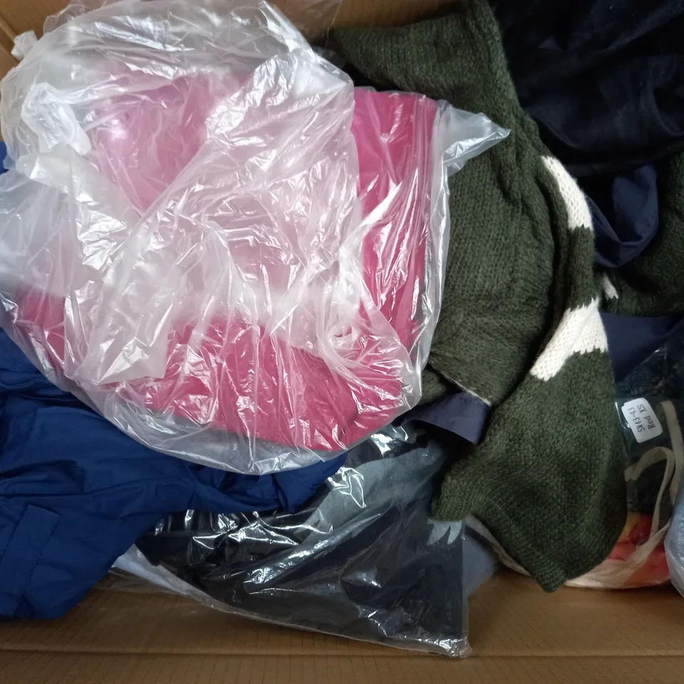 BOX OF APPROXIMATELY 20 ASSORTED CLOTHING AND FASHION ITEMS IN VARIOUS COLOURS, STYLES, AND SIZES - COLLECTION ONLY