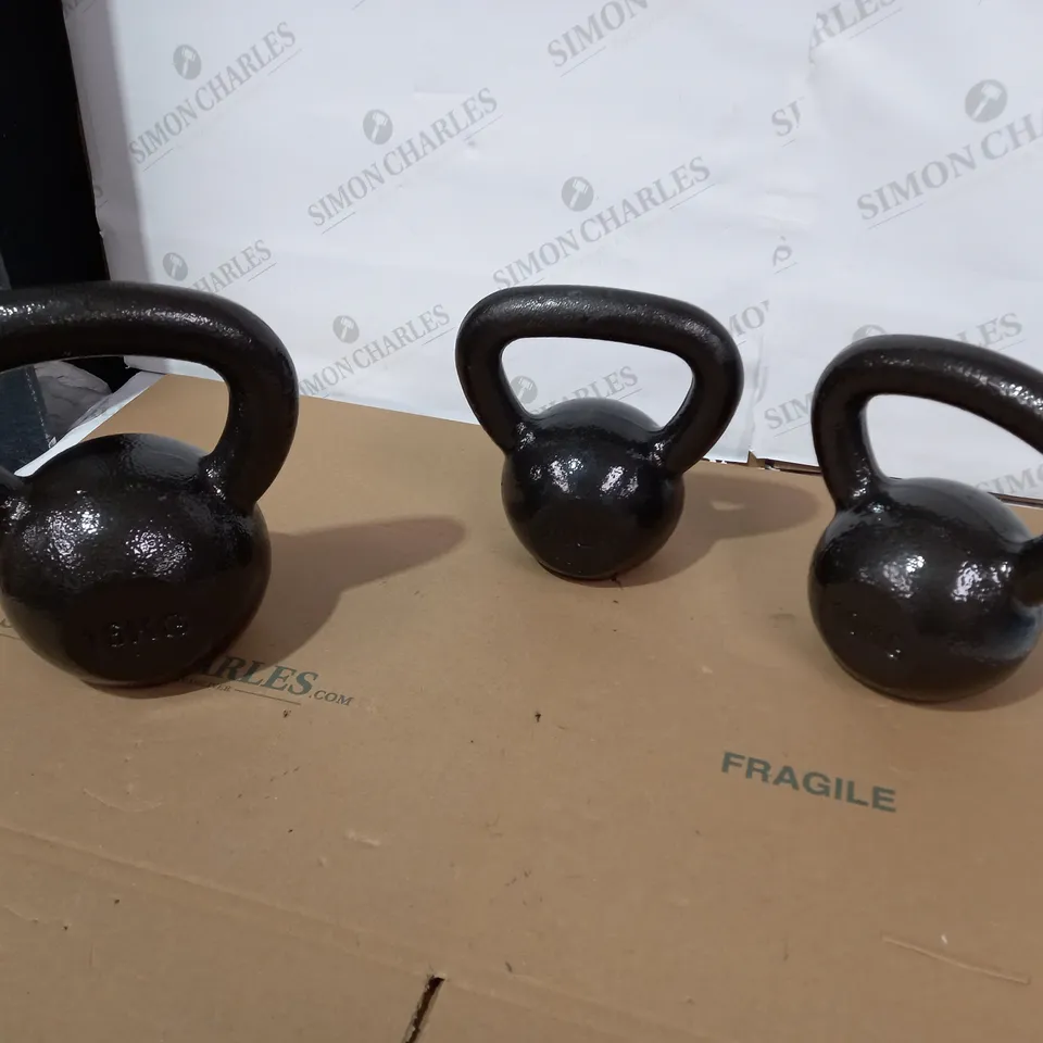 LOT OF 3 ASSORTED DESIGNER BLACK KETTLEBELLS 16KG, 20LB AND 10KG (COLLECTION ONLY)