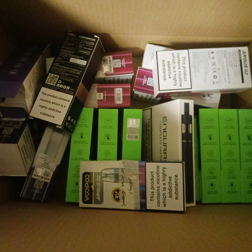 APPROXIMATELY 20 VAPES & E-CIGARETTES TO INCLUDE VAPORESSO XROS PRO, VOOPOO DRAG H40, ASPIRE GOTEK PRO, ETC