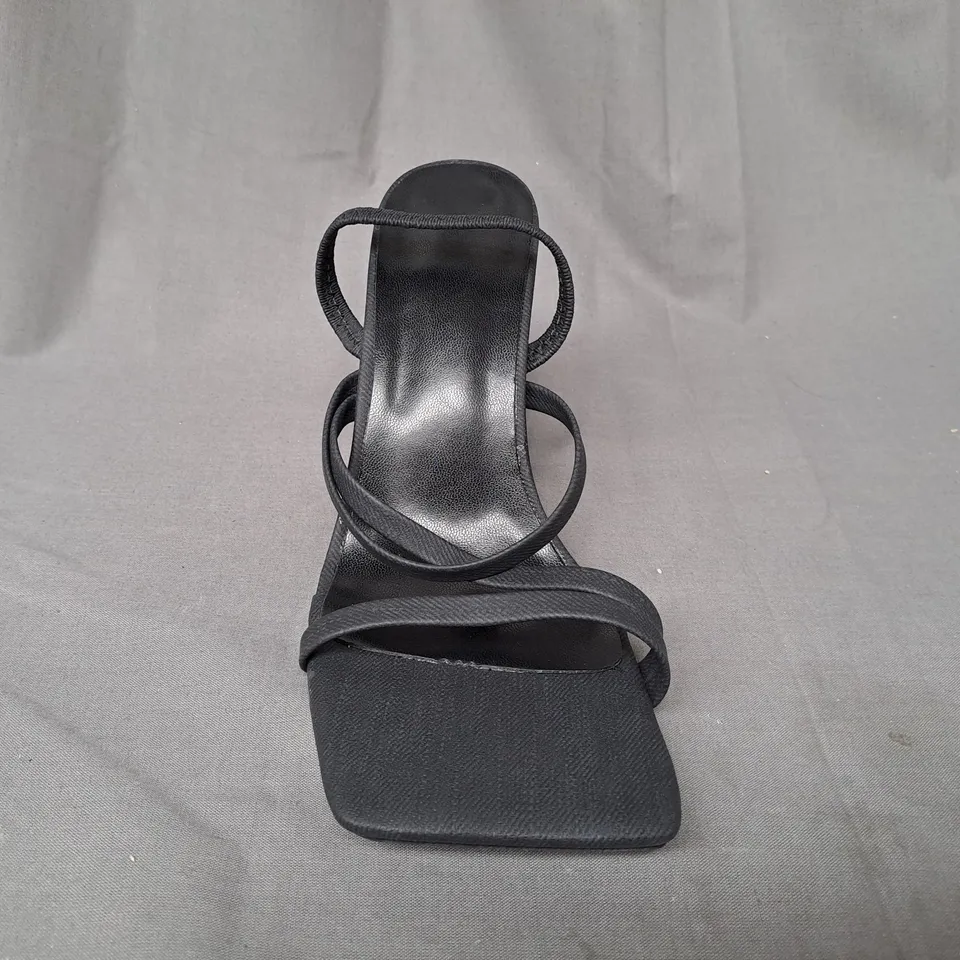 BOXED PAIR OF DESIGNER OPEN TOE BLOCK HEEL SANDALS IN BLACK EU SIZE 37