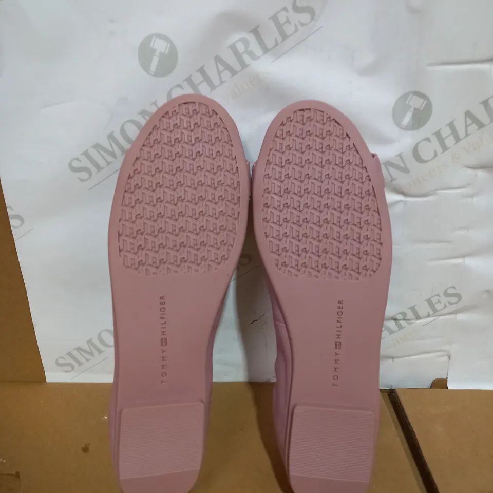 PAIR OF BOXED TOMMY HILFIGER LEATHER BALLERINA SHOES SIZE 38