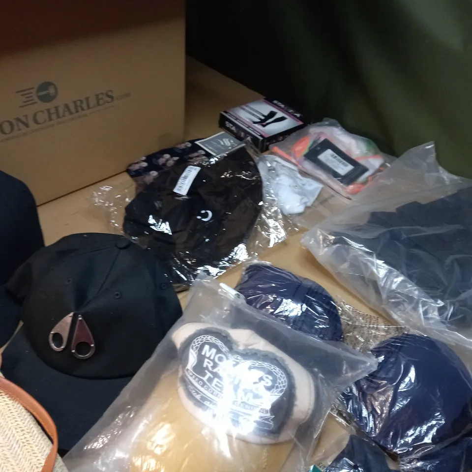 LOT OF APPROX. 15 ASSORTED CLOTHING ACCESSORIES  IN VARYING SIZES/COLOURS/STYLES TO INCLUDE: HATS, BAGS, SOCKS