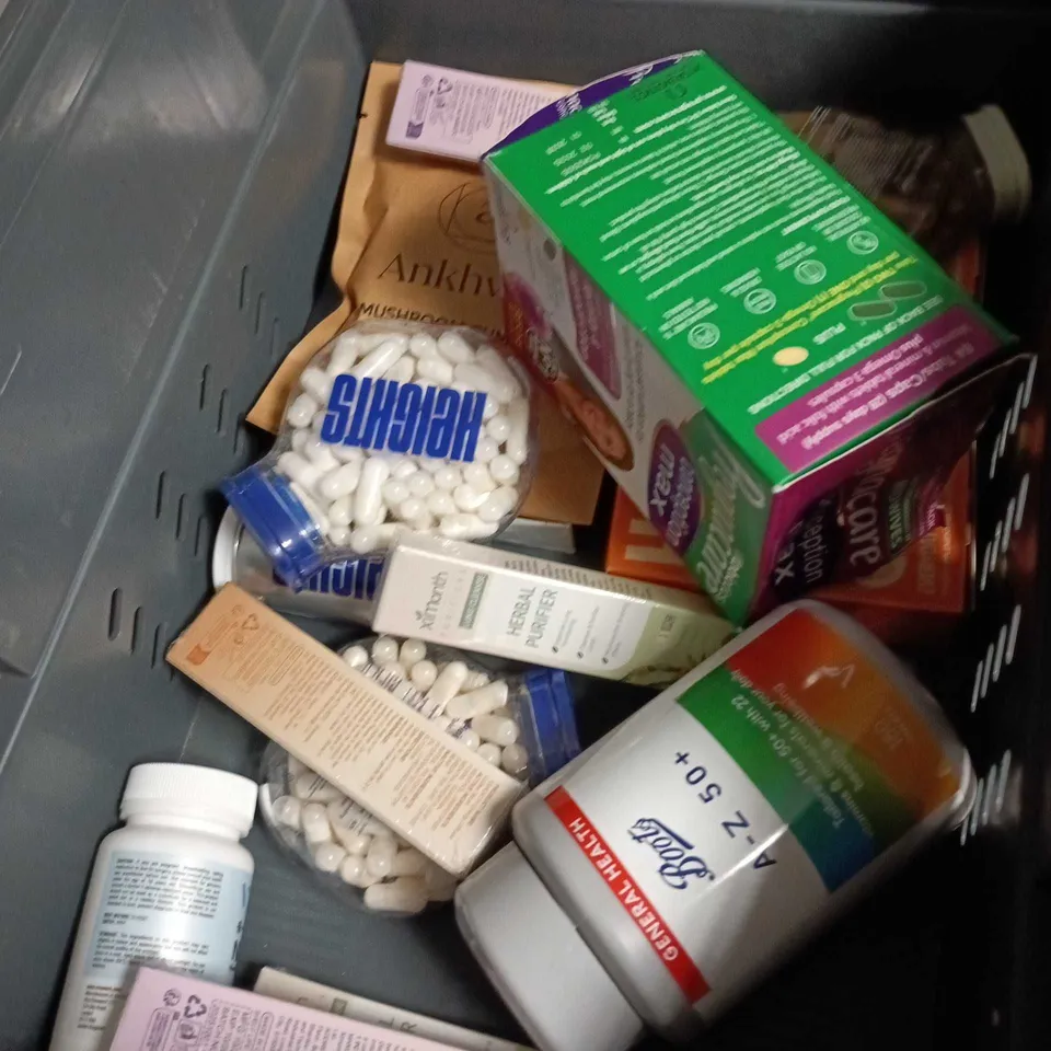 APPROXIMATELY 15 ASSORTED VITAMIN AND SUPPLEMENT ITEMS INCLUDING NUTRAVITA MULTIVITAMINS , FEROGLOBIN GENTLE IRON AND WELLID MULTI VITAMIN 