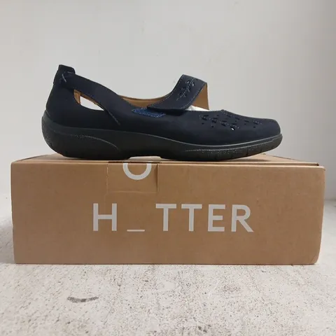 BOXED PAIR OF HOTTER DAPHNE WIDE SHOES IN NAVY SIZE UK 7