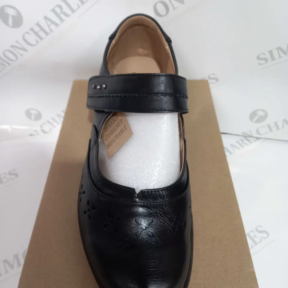 BOXED PAIR OF CUSHION WALK IN BLACK SIZE 6 