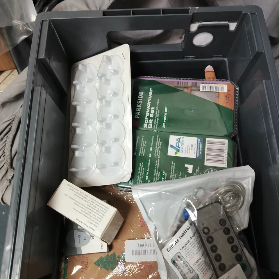 APPROXIMATELY 15 ASSORTED HOUSEHOLD ITEMS TO INCLUDE TUMBLE DRYER VENT HOSE, MR & MRS HORSESHOE AND ORGANIC GOODNESS INCENSE STICKS