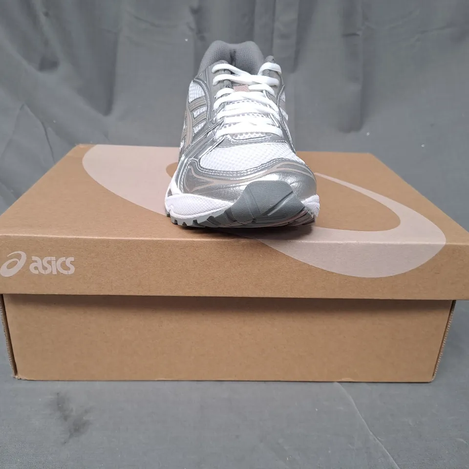 BOXED PAIR OF ASICS GEL-KAYANO 14 SHOES IN WHITE/METALLIC SILVER UK SIZE 5.5