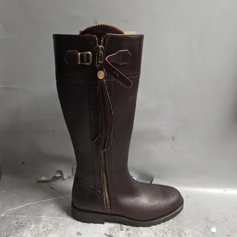UNBOXED PAIR OF SPANISH BOOT CO KNEE HIGH ZIP BOOTS IN BROWN - SIZE 40