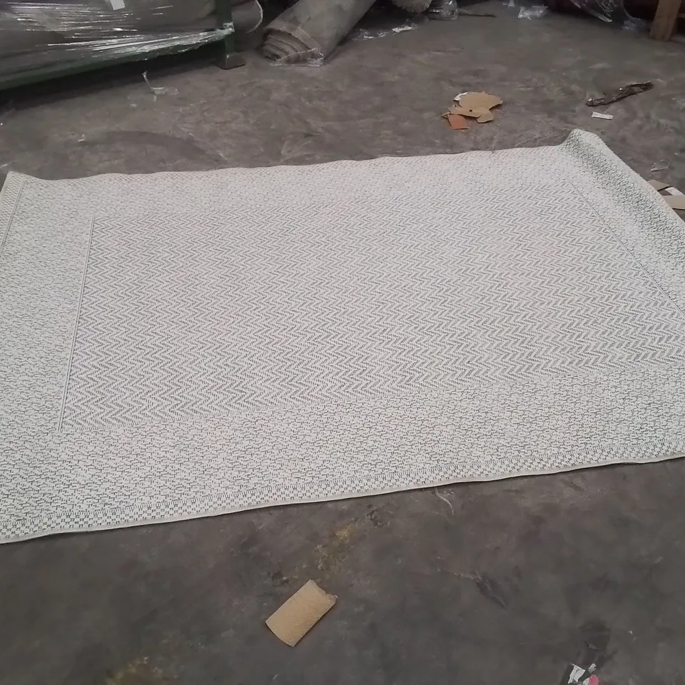 QUALITY DESIGNER AREA RUG - APPROXIMATELY 210X150CM