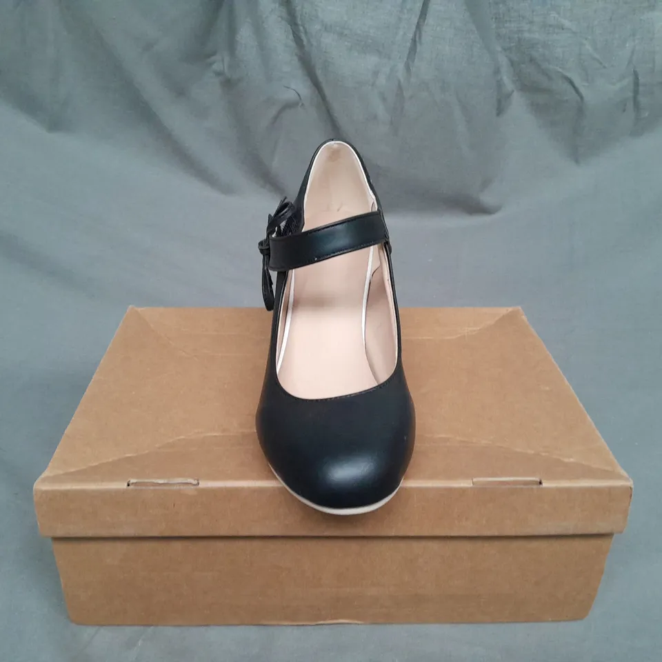 BOXED PAIR OF WOMENS WEDGE SHOES IN BLACK SIZE 38