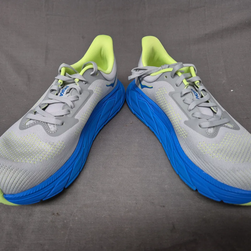 BOXED PAIR OF HOKA MEN'S ARAHI 7 TRAINERS IN GREY/BLUE/LIME UK SIZE 8