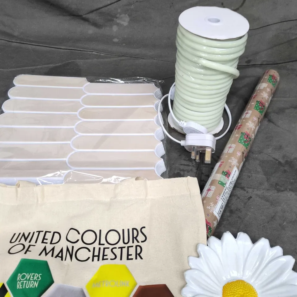 APPROXIMATELY 20 ASSORTED HOUSEHOLD PRODUCTS TO INCLUDE WALLPAPER, HOME DECOR, STORAGE BAG ETC 