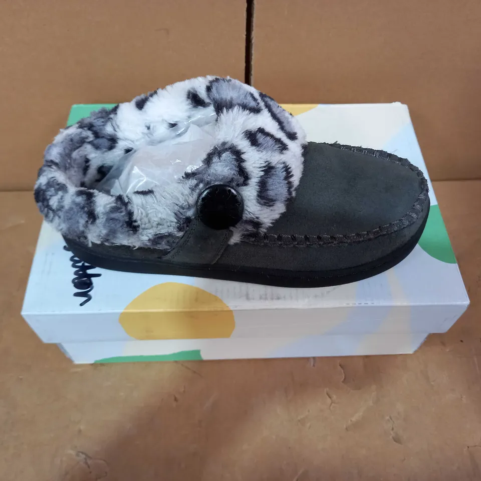 BOXED PAIR OF EARTH ORIGINS SLIPPERS - SIZE 3