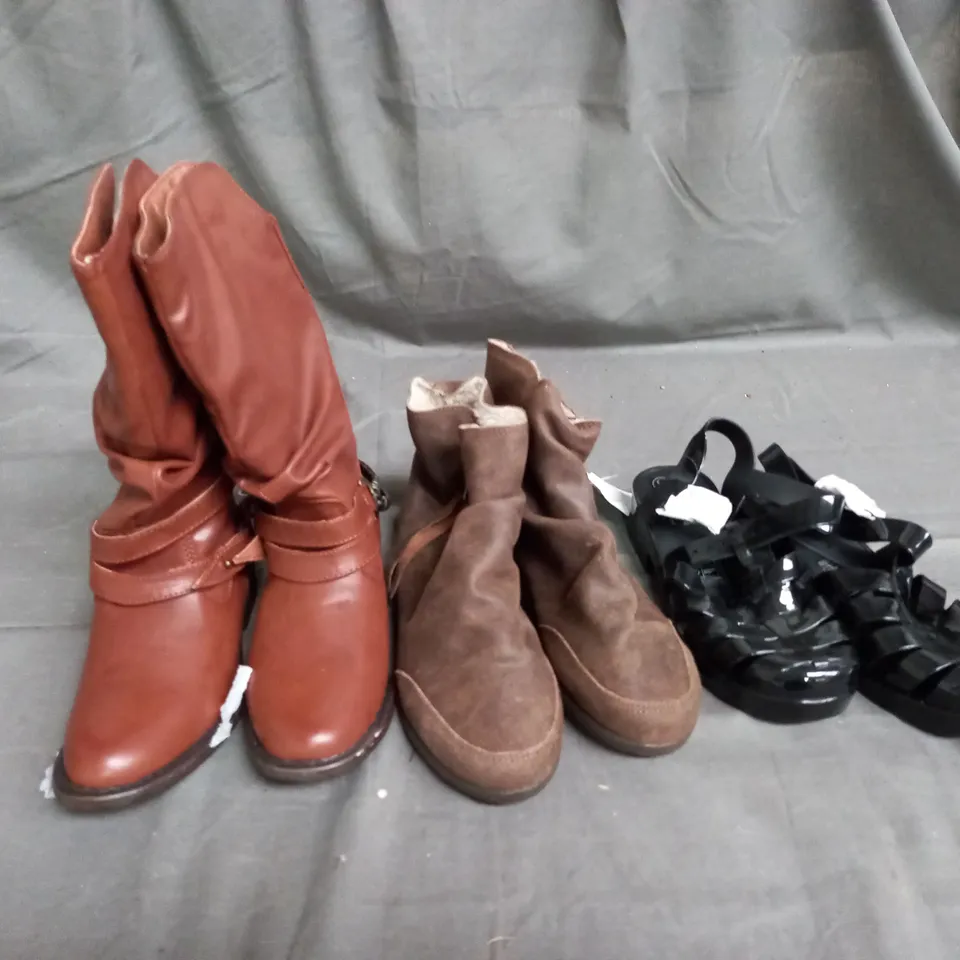 APPROXIMATELY 10 PAIRS OF ASSORTED KIDS SHOES IN VARIOUS STYLES AND SIZES 