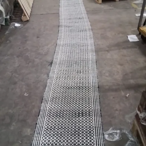 QUALITY DESIGNER AREA RUG - APPROXIMATELY 610X63CM