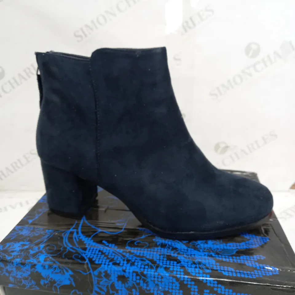 BOX OF APPROXIMATELY 10 ASSORTED PAIRS OF SHOES TO INCLUDE WEDGE SANDALS, BEIGE HIGH SANDALS, BLUE SUEDE BOOTS ETC