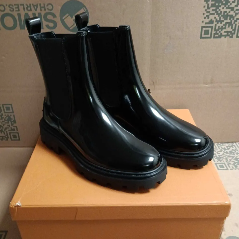 BOXED PAIR OF TOD'S BOOTS IN BLACK - 5