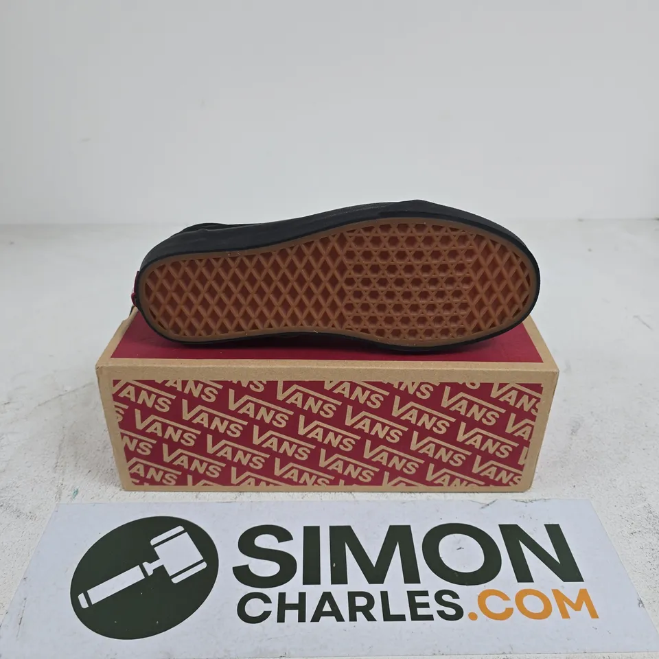 BOXED PAIR OF VANS OLD SKOOL TRAINERS IN BLACK - UK 6.5