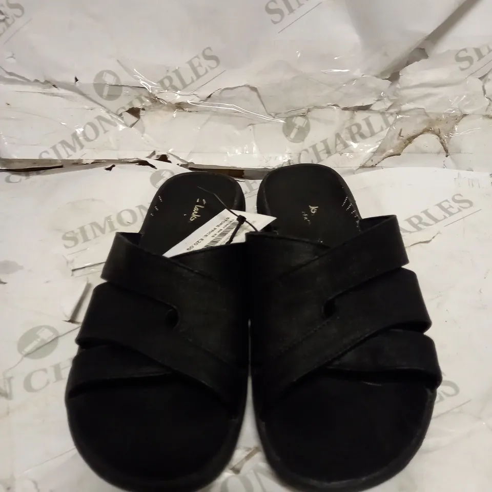 CLARKS GROVE SANDAL SIZE 5 