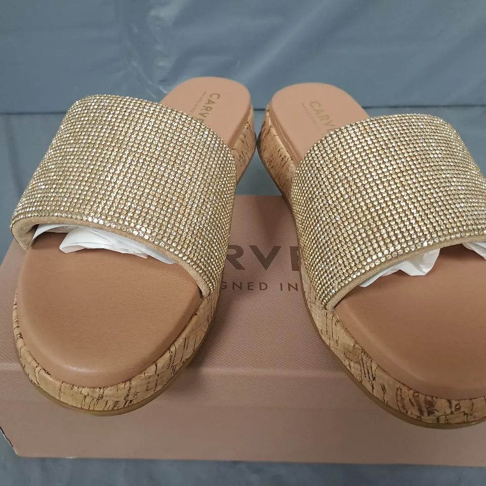 BOXED PAIR OF CARVELA CLOUD MULE SANDALS IN GOLD COMB SYNTHETIC SUMMER - SIZE 39