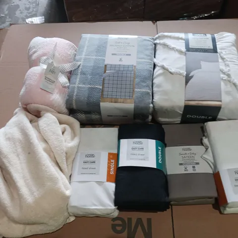 BOX OF APPROXIMATELY 20 ASSORTED BEDDING AND SOFT FURNISHING ITEMS TO INCLUDE - DUVET SETS, FITTED SHEETS, AND PILLOWCASES ETC.