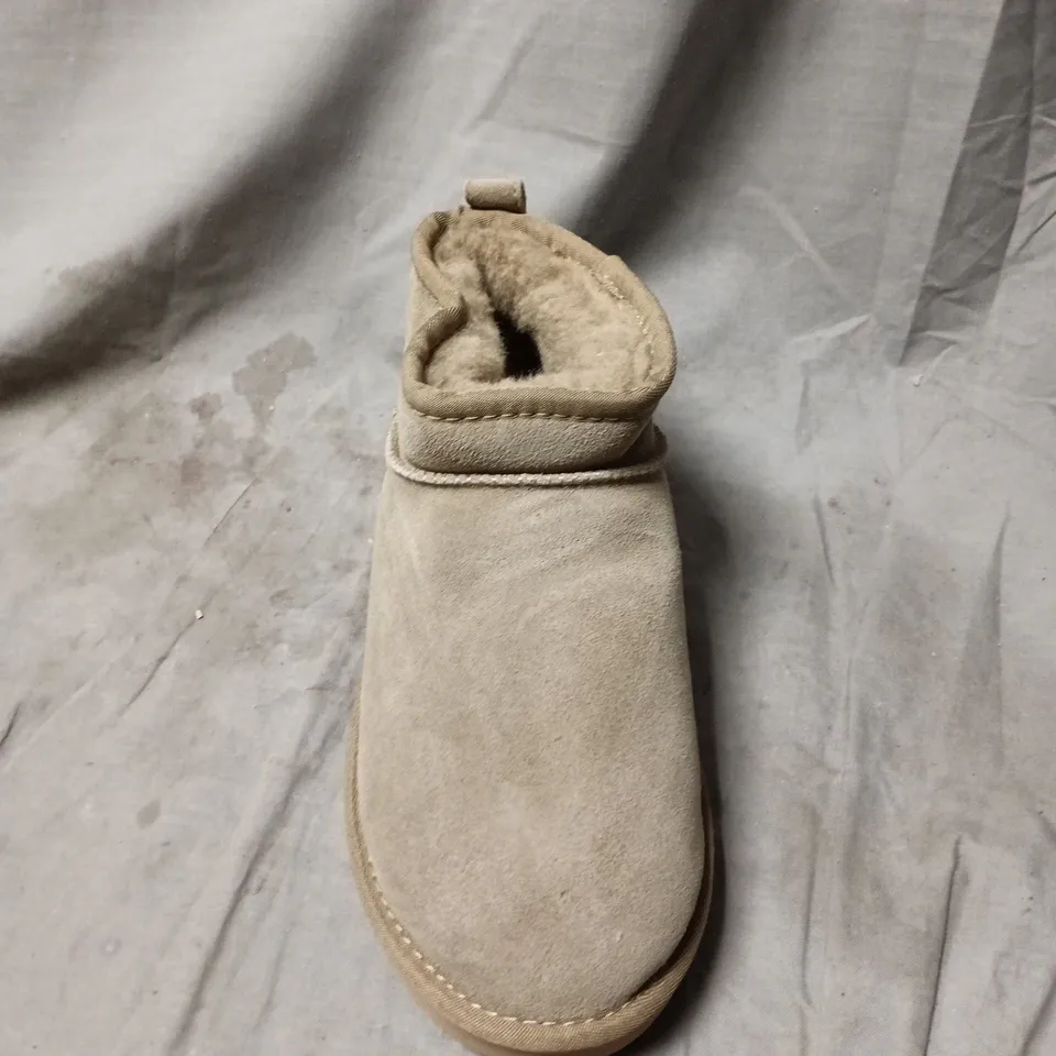 UGG BEIGE SUEDE CHILDREN'S ANKLE BOOTS WITH FAUX FUR LINING SIZE 6