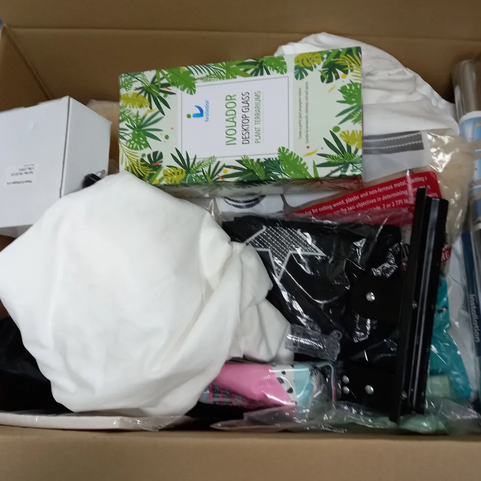 APPROXIMATELY 20 ASSORTED HOUSEHOLD ITEMS TO INCLUDE DOORBELL, TIMCO HINGE, KINESIOLOGY TAPE, ETC
