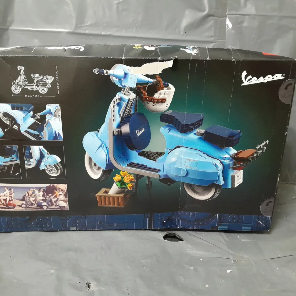 BOXED LEGO VESPA 125 SCOOTER MODEL (SET 10298) RRP £79.99