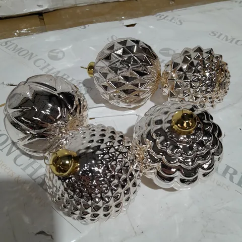 SANTAS DEN 5 SET OF GLASS BAUBLES