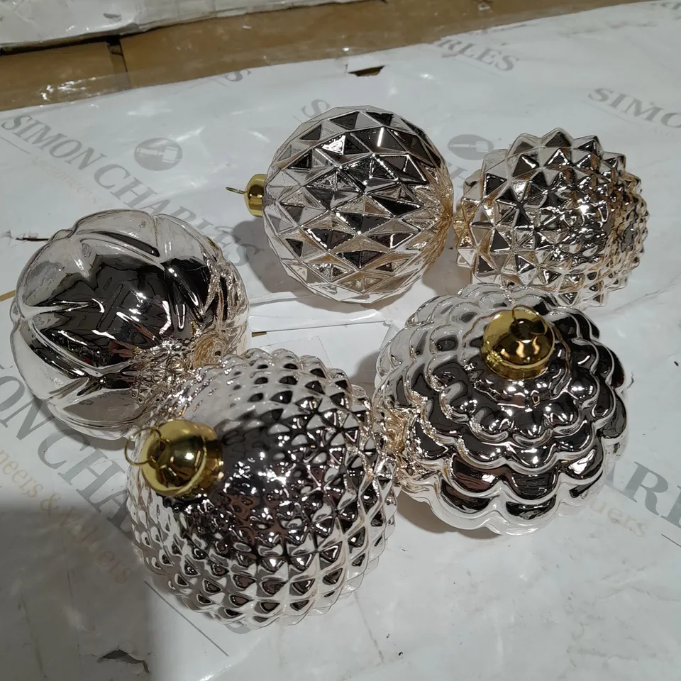 SANTAS DEN 5 SET OF GLASS BAUBLES