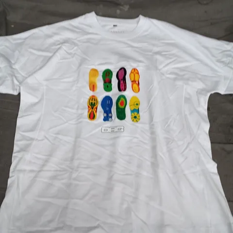 DIRTBAG WHITE T-SHIRT WITH MULTICOLOURED FOOTPRINT GRAPHIC β UK XL
