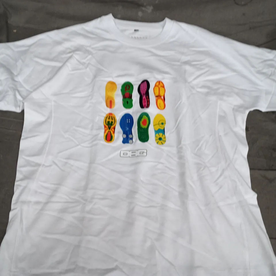 DIRTBAG WHITE T-SHIRT WITH MULTICOLOURED FOOTPRINT GRAPHIC – UK XL
