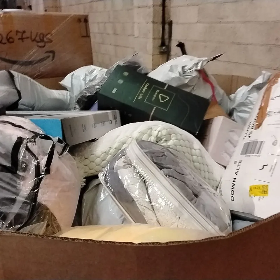PALLET CONTAINING A LARGE QUANTITY OF PILLOWS