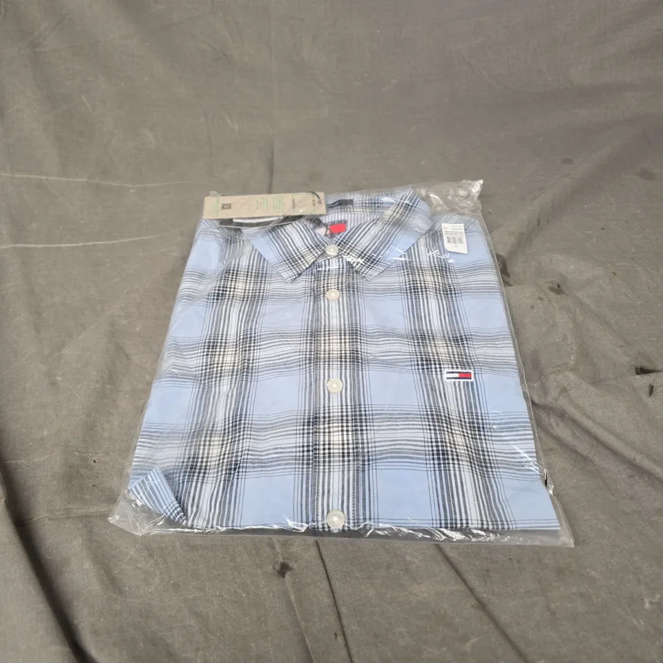 TOMMY JEANS REGULAR POPLIN LONG SLEEVE SHIRT IN SWEET BLUE BIG CHECK SIZE M