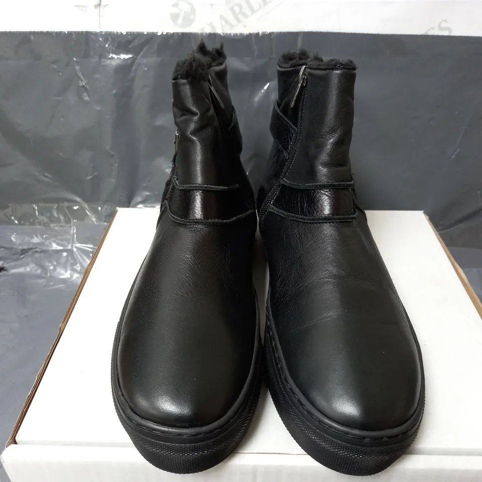 ADESSO HEATHER LEATHER TRAINERS IN BLACK - SIZE 6