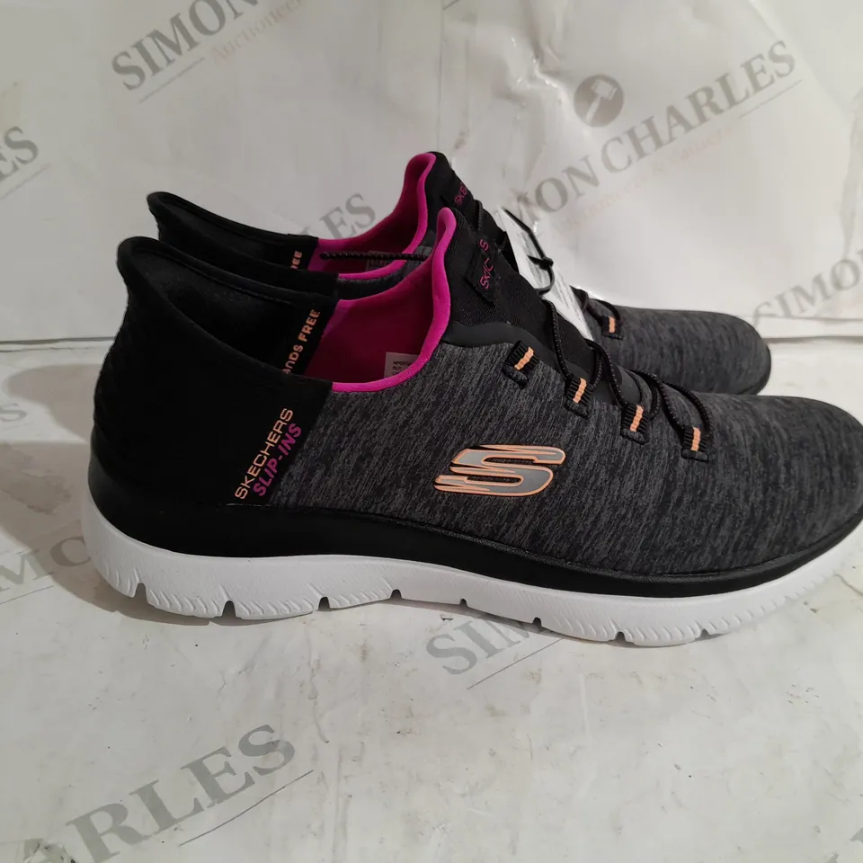 SKECHER SLIP IN TRAINERS SIZE UNSPECIFIED