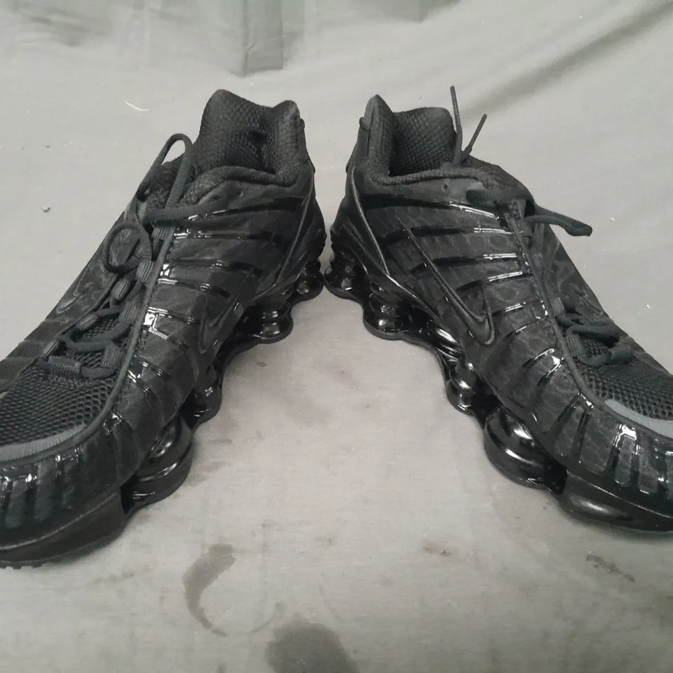 BOXED PAIR OF NIKE SHOX TL SHOES IN BLACK UK SIZE 8.5