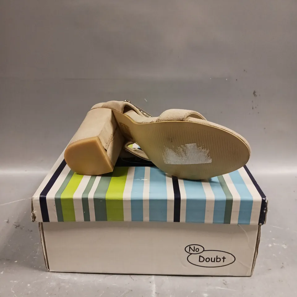 BOXED PAIR OF NO DOUBT BLOCK HEEL OPEN TOE SHOES - SIZE 3 