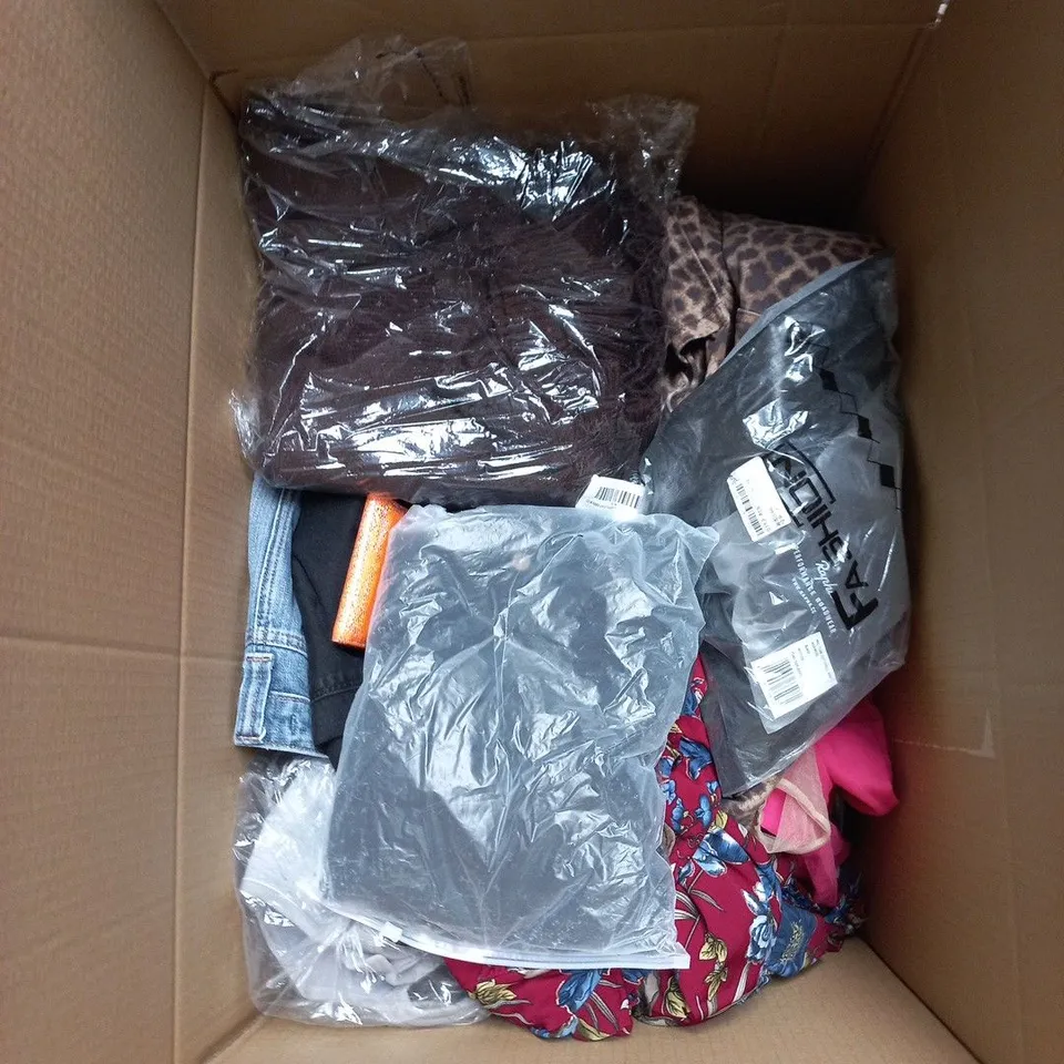 BOX OF APPROXIMATELY 20 ASSORTED CLOTHING ITEMS TO INCLUDE: RIVER ISLAND BAG