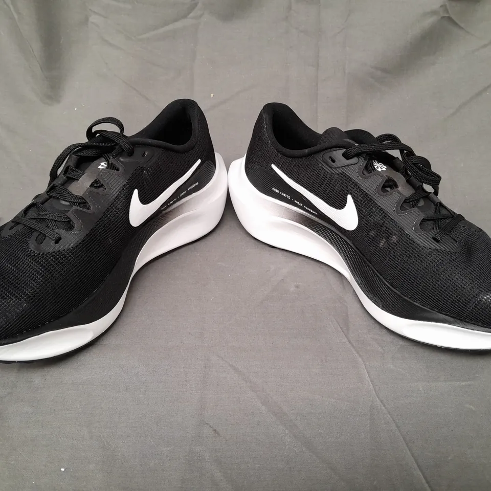 BOXED PAIR OF NIKE ZOOM FLY 5 SHOES IN BLACK/WHITE UK SIZE 7.5