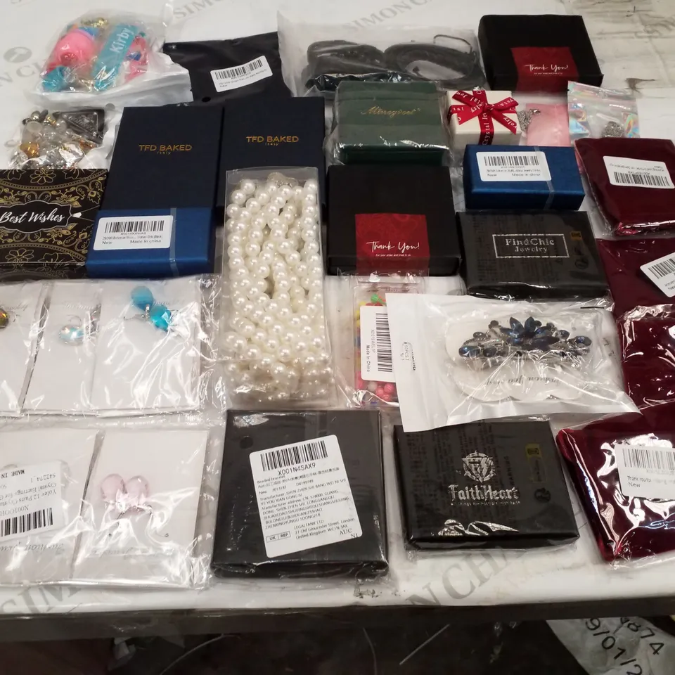 BOX CONTAINING LARGE QUANTITY OF ASSORTED JEWELLERY & ACCESSORIES ITEMS TO INCLUDE NECKLACES, BRACELETS & TONGUE PIERCING 